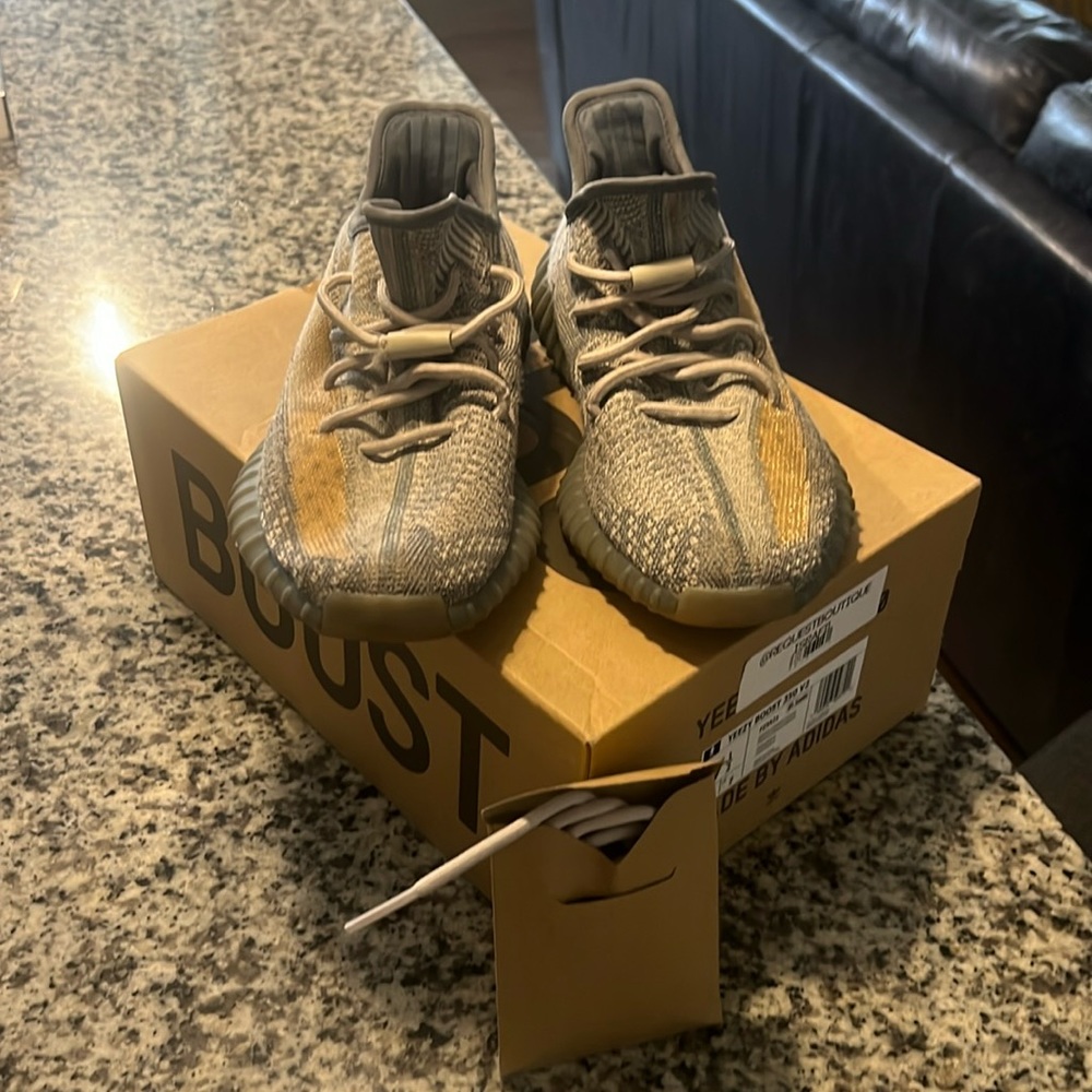 EUC Yeezy Boost 350V2; size US 7.5.